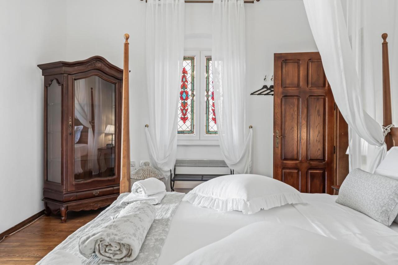 Boutique Anna Varos Villa