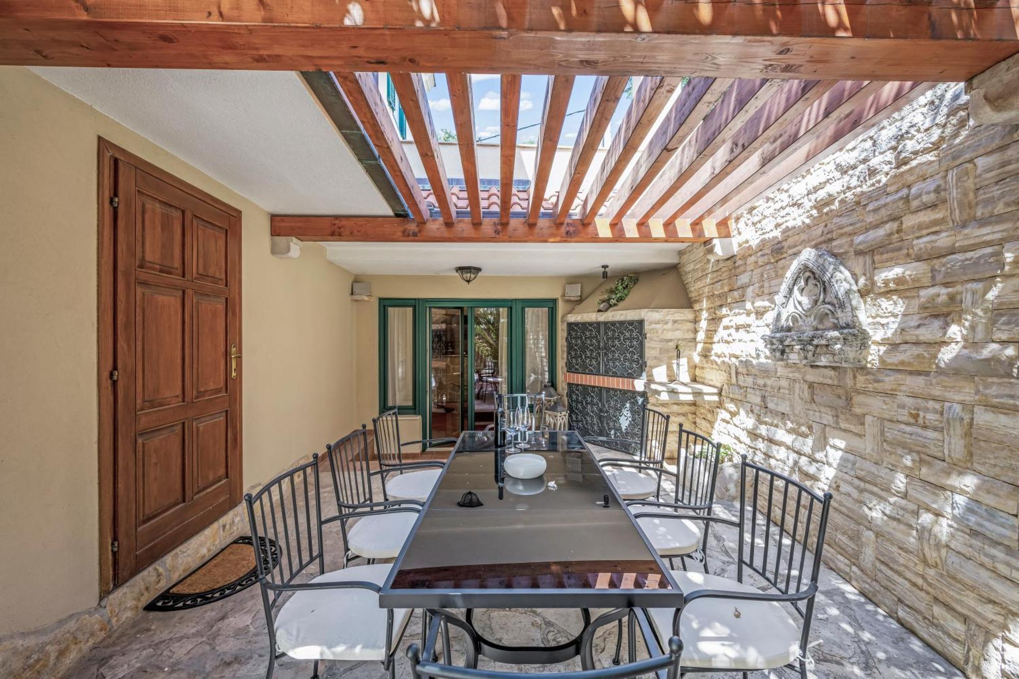 Boutique Anna Varos Villa